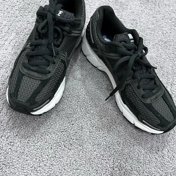 Nike Black Athletic Sneakers with White Accents - Picture 1 of 5
